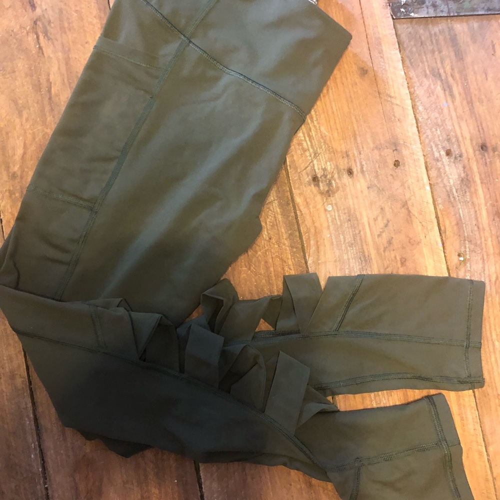 Victoria secrets knockout workout leggings.